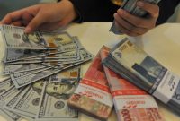 Teller Bank Mandiri menghitung uang pecahan dolar Amerika di Jakarta, Selasa (10/6). Nilait tukar rupiah atas dolar Amerika pada penutupan hari ini menguat pada posisi Rp 13.308 dibandingkan pada penutupan sebelumnya Rp Rp 13.385 per dolar AS. ANTARA FOTO/Puspa Perwitasari/ed/pd/15