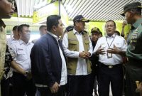 Direktur Utama PT KAI (Persero) Edi Sukmoro mendampingi Menteri BUMN Erick Thohir dan Kepala BNPB Indonesia. ((Foto : Instagram @dokumentasikai)
