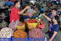 Pedagang bumbu dapur melayani pembeli di Pasar Badung, Denpasar, Bali, Selasa (14/4/2020). Pengelola pasar di 16 lokasi pasar tradisional di Denpasar akan memberikan keringanan biaya sewa los 50 persen bagi tiap pedagang mulai 12 April hingga 29 Mei 2020 karena lesunya perekonomian akibat wabah COVID-19. ANTARA FOTO/Nyoman Hendra Wibowo/nym/hp.