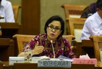 Menteri Keuangan Sri Mulyani Indrawati mengikuti rapat kerja dengan Komisi VI DPR di Kompleks Parlemen, Senayan, Jakarta, Rabu (24/8). Rapat tersebut membahas tentang penerbitan saham terbatas atau 