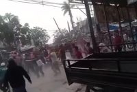 Penjarahan, dan penganiayaan terhadap pedagang Pasar Kutabumi oleh Ormas. (Instagram.com/@tangerang.terkini) 
