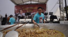 Calon Presiden Nomor Urut 2, Prabowo Subianto Mencicipi Opor Ayam Chef Bobon. (Dok. Tim Media Prabowo-Gibran)

