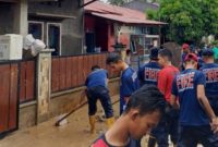 Banjir Kota Padang telah surut, warga bersama tim gabungan melakukan pembersihan lingkungan. (Dok. BPBD Kota Padang)
