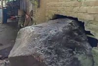 Rumah Warga di Kabupaten Ngawi Tertimpa Longsor Batu. (Dok. FIN)