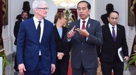 Presiden Joko Widodo menerima delegasi Apple di Istana Merdeka. (Facebook.com/@Setkab RI)
