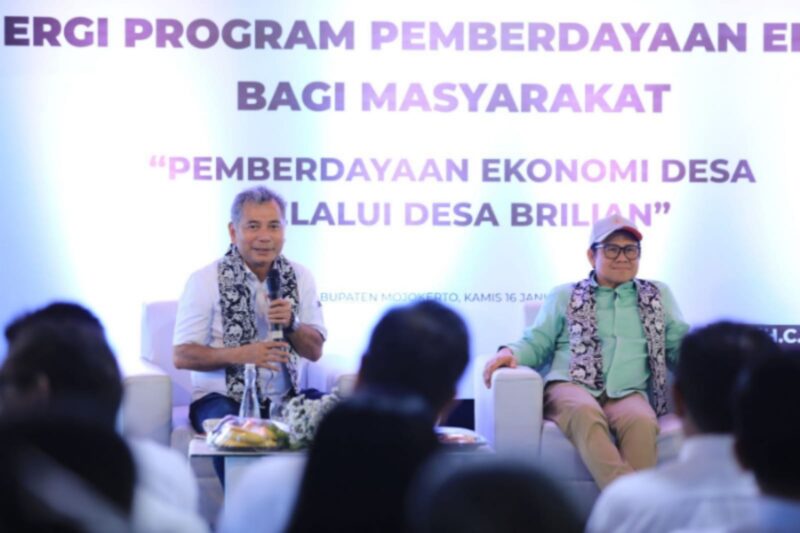 Direktur Utama BRI Sunarso bersama Menteri Koordinator Bidang Pemberdayaan Masyarakat RI Muhaimin Iskandar saat mengunjungi langsung Desa BRILiaN Ketapanrame di Kec. Trawas, Kab. Mojokerto, Provinsi Jawa Timur pada Kamis (16/01/2024). (Dok. BRI)