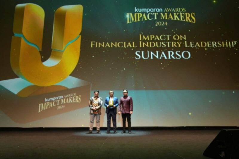 BRI raih dua penghargaan di Kumparan Awards Impact Makers 2024, salah satunya Impact on Financial Industry Leadership yang diberikan kepada Direktur Utama BRI Sunarso. (Dok. BRI)