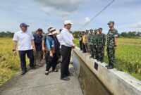 Ketua Komisi IV DPR RI, Titiek Soeharto saat meninjau jalanya panen raya bersama Menteri Pertanian Andi Amran Sulaiman di Kabupaten Bantul. (Dok. Kementerian Pertanian)