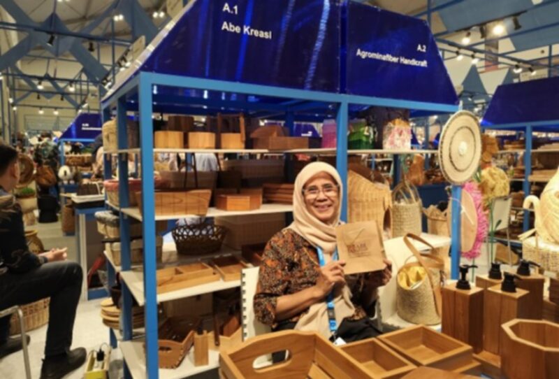 Anita Egyanti, pemilik usaha Abe Kreasi dari Kota Semarang, berhasil mengubah bahan sisa menjadi produk kerajinan tangan yang memiliki nilai ekonomis dan multifungsi. (Dok. BRI)