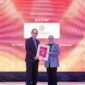 Chief Editor Warta Ekonomi, Muhamad Ihsan, menyerahkan penghargaan Indonesia Public Relations Awards (IPRA) 2025 kepada Tyas Sastradipradja, Associate Director ID COMM, di Jakarta (24/1/2024). (Dok. ID COMM)