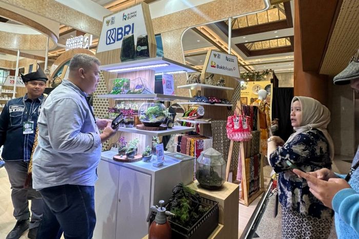 Kementerian BUMN melalui Rumah BUMN hadir dengan membawa 52 UMKM binaan, menghadirkan 149 jenis produk unggulan dalam Pameran INACRAFT 2025. 