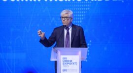 Peraih Nobel Ekonomi Paul Romer saat hadir dalam gelaran BRI Microfinance Outlook 2025 yang berlangsung di Nusantara Hall ICE BSD (30/1/2024). (Dok. BRI)