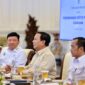Presiden Prabowo Subianto menggelar rapat terbatas sekaligus makan siang bersama sejumlah jajaran Menteri Kabinet Merah Putih. (Facebook.com @Prabowo Subianto )