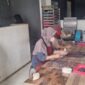 Kelompok Wanita Tani (KWT) Sri Mandiri asal Desa Sembawa, Kecamatan Jalaksana, Kuningan, Jawa Barat, kini telah memiliki lebih dari 1.400 gerai produk olahan ubi jalar di wilayah Cirebon hingga Brebes. (Dok. BRI)