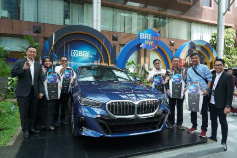 Penyerahan hadiah utama BRImo FSTVL 2024, yang digelar di Kantor Pusat BRI, Jakarta, pada Rabu (15/5/2025). (Dok. BRI)