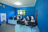 BRI Peduli menginisiasi penyaluran bantuan infrastruktur teknologi, informasi, dan akses internet ke SMP Negeri 6 Bayan di Kabupaten Lombok Utara, Nusa Tenggara Barat. (Dok. BRI)