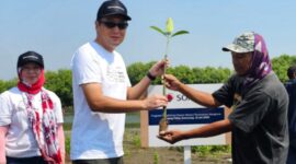 Naoki Inoue serahkan bibit mangrove kepada warga Tanjungpakis, simbol komitmen pelestarian lingkungan. (Dok. Sompo Insurance)