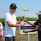 Naoki Inoue serahkan bibit mangrove kepada warga Tanjungpakis, simbol komitmen pelestarian lingkungan. (Dok. Sompo Insurance)