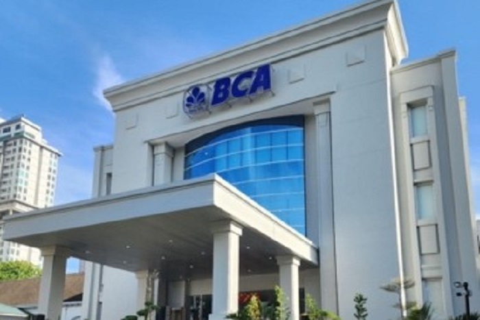Papan elektronik di BEI memperlihatkan pelemahan saham unggulan termasuk BBCA. (Dok. Bca.co.id)

