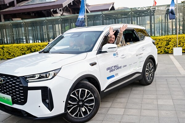 Aaron Zheng, Executive Deputy General Manager of Chery International Marketing Center, personally sat in the driver’s seat and invited two overseas media representatives to experience the advanced strength of VPD technology.
