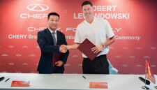 Zhu Shaodong, Executive Vice President of Chery International and CEO of the EU Region, signs the partnership agreement with Robert Lewandowski.