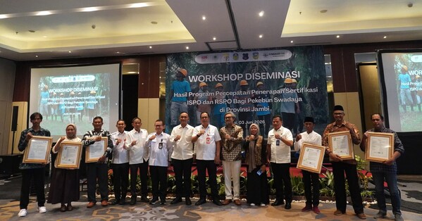 The formal handover of certification to three farmer groups, namely the Rimbo Ulu Palm Oil Farmers Association (PPSRU), the Agro Tani Lestari Consumer Cooperative (KKATL), and the Mandali Jaya Farmers Association (PPMJ).