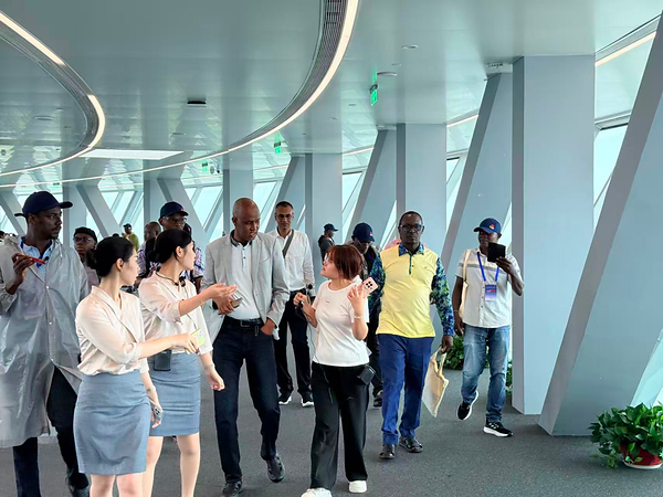 Photo shows African youth media representatives visiting the Daze Lake International Talent Community in Wangcheng District of Changsha City, central China's Hunan Province.