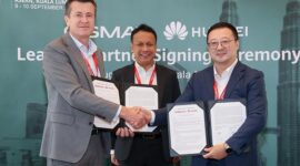 Malaysian Communications and Multimedia Commission Chief Corporate and International Officer En Syahrilazli Mahammad(middle) witnessing the exchanging of documents between Head of APAC, GSMA Julian Gorman(left) and Jason Tao, Vice President of ICT Marketing & Solution Sales Dept, Huawei Asia Pacific(right).