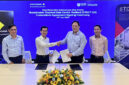 (kiri ke kanan) Mr. Joshua Kyaw Zwa and Mr. Kin Wah Chay of Yokogawa Engineering Asia, and Prof. Lee Poh Seng dan Mr. Ian Loo of NUS pada agreement signing ceremony.