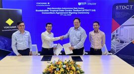 (kiri ke kanan) Mr. Joshua Kyaw Zwa and Mr. Kin Wah Chay of Yokogawa Engineering Asia, and Prof. Lee Poh Seng dan Mr. Ian Loo of NUS pada agreement signing ceremony.